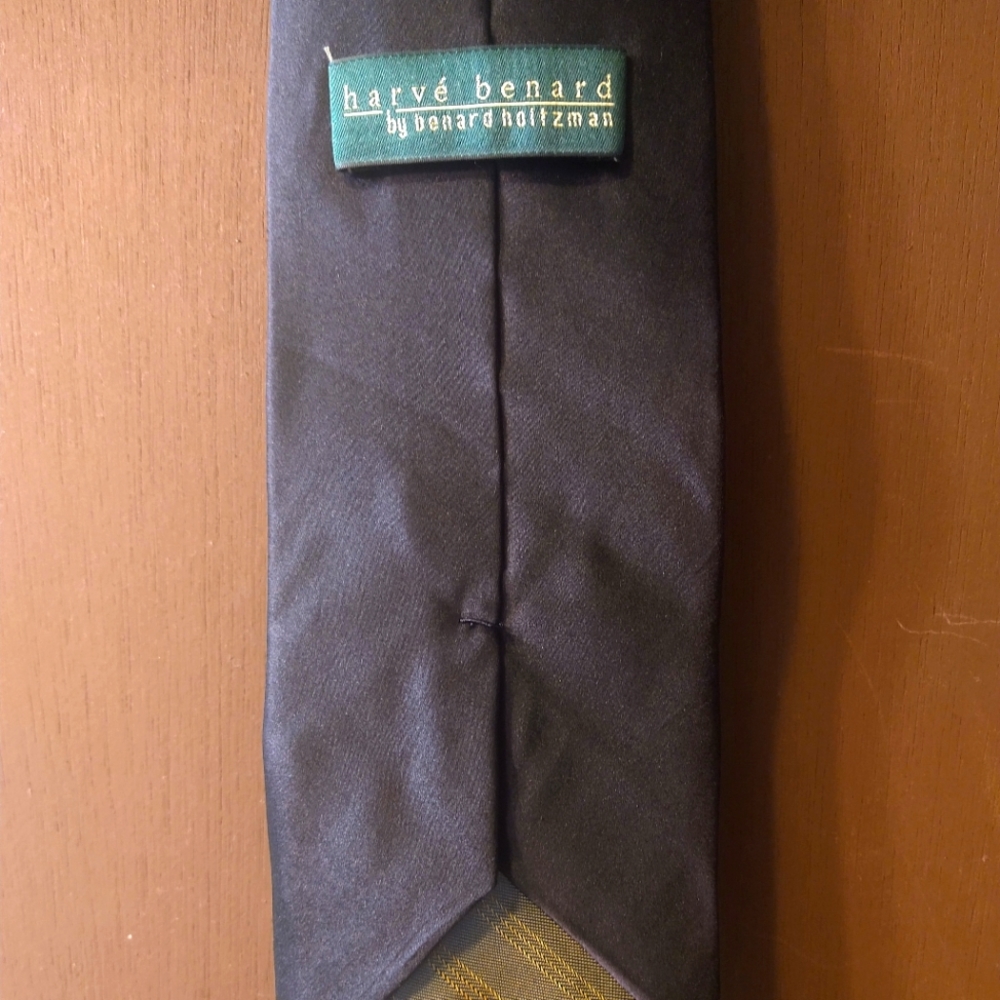 Harve Benard tie